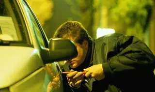 Более 10 авто разукомплектовали воры на охраняемой стоянке в Алматы 