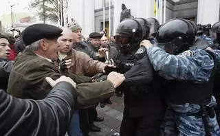 Митингующие прорвались к зданию Верховной Рады Украины 