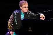 Элтон Джон потребовал у организаторов московского концерта голубой вертолет 
