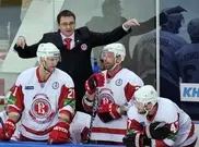 ВИДЕО: Тренер "Витязя" пытался избить болельщиков "Динамо" клюшкой