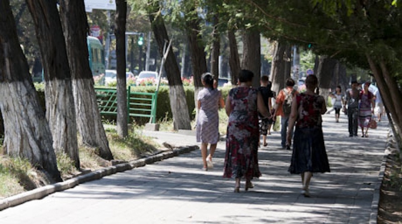 Прохожие на улицах города. Фото Владимир Дмитриев©