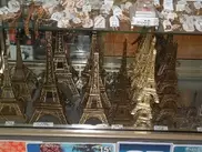 270 тонн фигурок Эйфелевой башни изъято во Франции