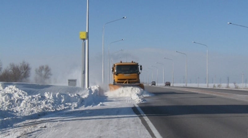 Работа снегоуборочной техники на пригородной трассе. Фото МЧС РК©