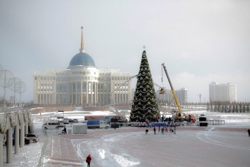 Подготовка к церемонии зажжения огней на новогодней елке ©Даниал Окасов