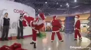 Кунг-фу Санты охраняют магазин в Южной Корее