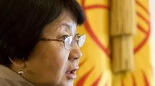 Новый президент Кыргызстана наделил Отунбаеву пожизненными привилегиями 