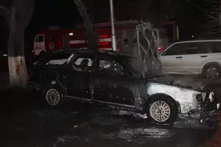 ФОТО: В центре Алматы загорелся автомобиль Audi