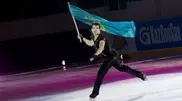 ФОТО: Олимпийские чемпионы-фигуристы подняли флаг Казахстана в Алматы