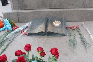 В Алматы возложили цветы к монументу Независимости