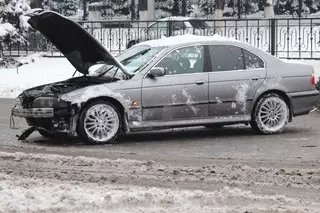 ФОТО: В центре Алматы BMW снес ограждение