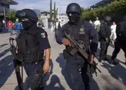 За день в Мексике задержали более ста полицейских