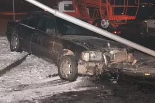 ФОТО: В Алматы Mercedes пролетел через дорогу и врезался в столб