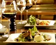 Американский суд обязал мужа сводить супругу в ресторан и боулинг