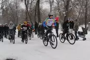 ФОТО: Алматинцы устроили снежную велогонку