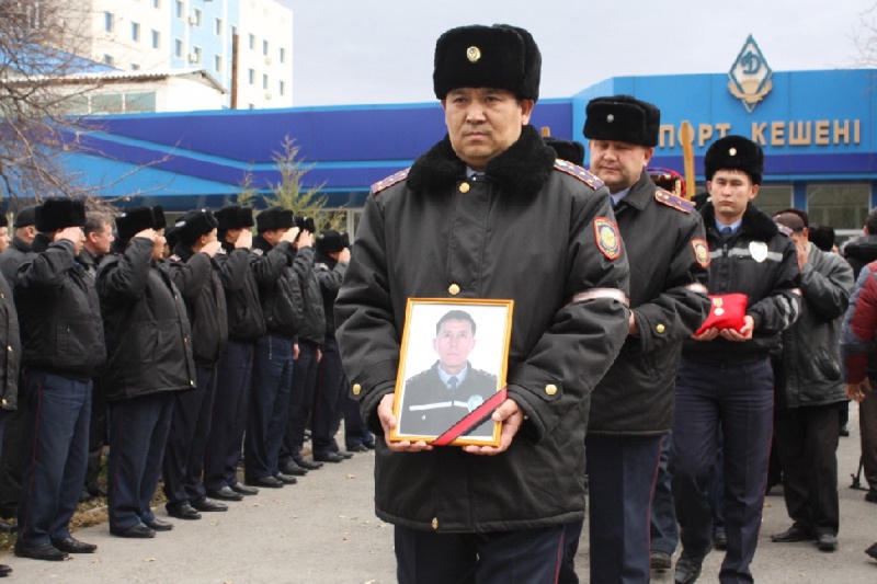 Личный состав ДВД Жамбылской области, коллеги Халық қаһарманы Газиза Байтасова на церемонии прощания. Фото ©Данияр Бозов