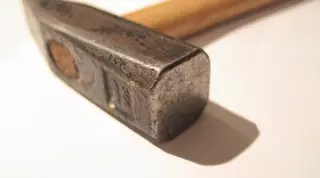 В Алматы пенсионерка избила молотком своего сына