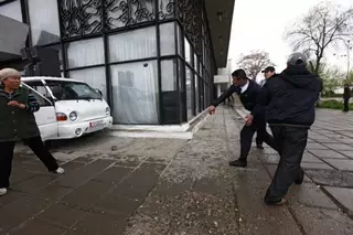 В Кыргызстане при погроме в мэрии пострадали два милиционера