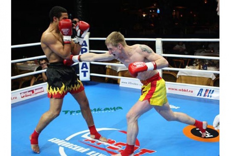 Кикбоксер Ален Офойо (слева). Фото с сайта 24.ua