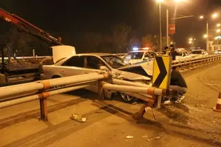 ФОТО: В Алматы водитель Toyota снес разделительное ограждение и скрылся