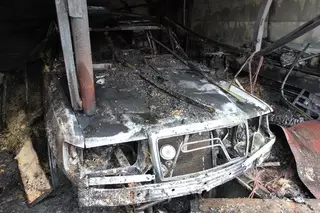 ФОТО: В Алматы при пожаре на СТО сгорели две иномарки