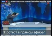 Ведущего новостей в Греции закидали творогом