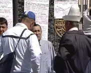 Отставки столичного мэра и министра образования требовали митингующие в Бишкеке