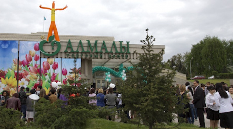 Пришедшим на открытие жителям Алматы дарили подарки Фото Владимир Дмитриев©