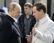 Медведев и Путин присоединились к первомайской демонстрации