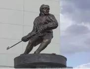 Легендарному казахстанскому хоккеисту поставили памятник