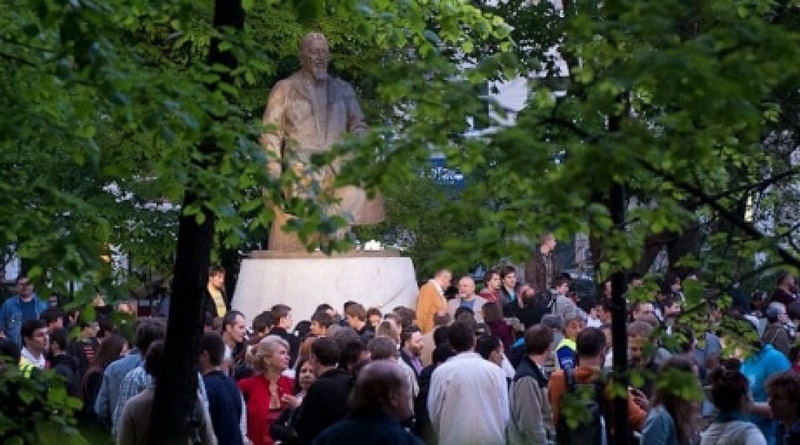 Возле памятника Абаю на Чистых прудах в Москве. Фото © Drugoi