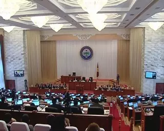 В Кыргызстане депутат требует запретить носить в парламенте мини-юбки