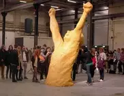 ФОТО: Cтуденты в Голландии слепили почти пятиметровую скульптуру из жвачки