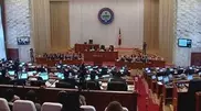В Кыргызстане журналистам запретили приходить в парламент в джинсах
