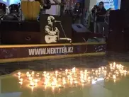 ФОТО: 50 свечей в честь Виктора Цоя зажгли на концерте в Алматы
