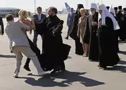 Активистка FEMEN набросилась на патриарха Кирилла в аэропорту Киева