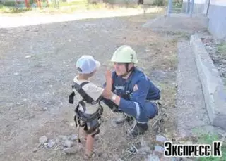 Малыш едва не выпал из окна третьего этажа в Талдыкоргане