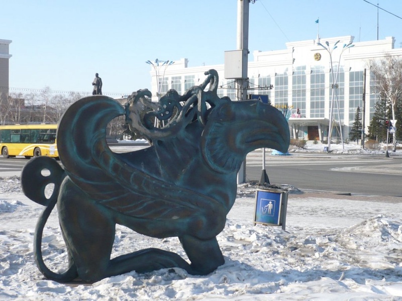 Грифонперед зданием областного акимата в Усть-Каменогорске. Фото с сайта v-seti.kz