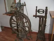 Житель Семея во время ремонта обнаружил уникальные старинные прялки