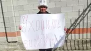 На митинге у посольства Беларуси в Бишкеке правозащитник появился в костюме Сатаны