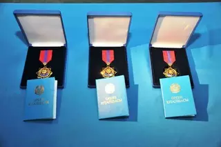 Семьям погибших при крушении Ми-17 летчиков вручили ордена "Айбын"