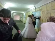 ФОТО: В Павлодаре жених в день свадьбы пел песни невесте в подземном переходе