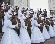ФОТО: В Бишкеке прошла массовая свадьба 