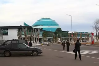 Глава АЗК просит аэропорты Астаны и Алматы увеличить время бесплатной стоянки