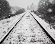 Выпавший из поезда сибиряк 7 километров бежал до станции в сланцах и футболке