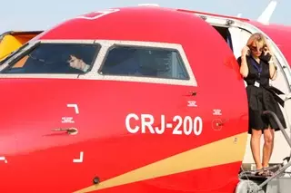 Самолет CRJ-200 совершил вынужденную посадку в Тюмени