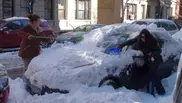 Жители Нью-Йорка радуются долгожданному снегу