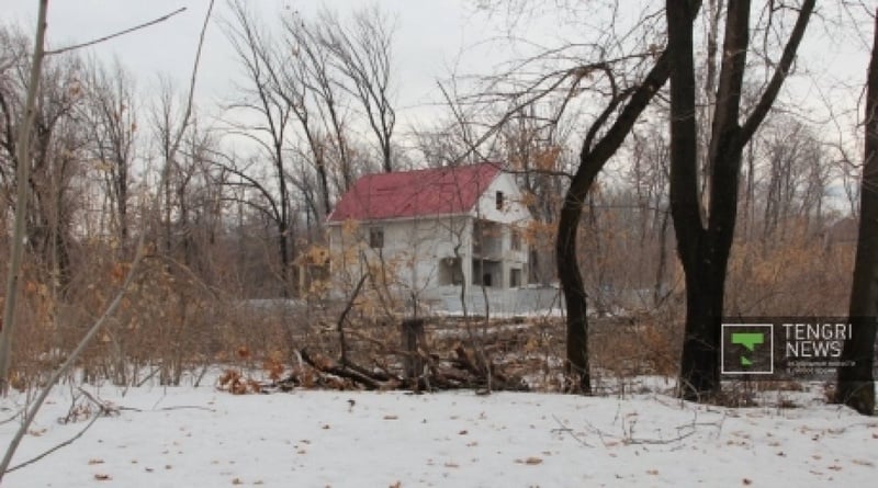 В парковой зоне поселка Тастыбулак возводят особняки. Фото ©Асемгуль Касенова