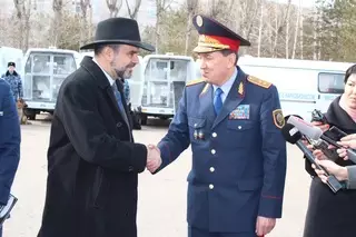 США подарили казахстанским полицейским автомобили