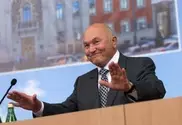Юрий Лужков написал пьесу о демократии 