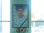 Павлодарцы несут цветы к месту последнего матча хоккеиста клуба "Ертiс-Павлодар"